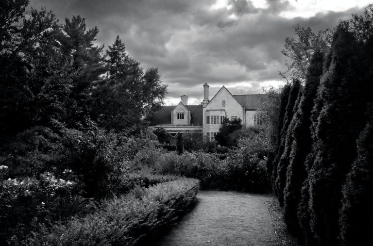 „Kinder? Da denke ich zuerst an hohe Kosten!“ Großes weißes Haus