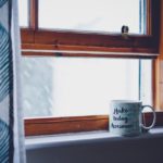Tasse auf Fensterbrett