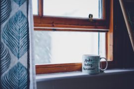 Tasse auf Fensterbrett